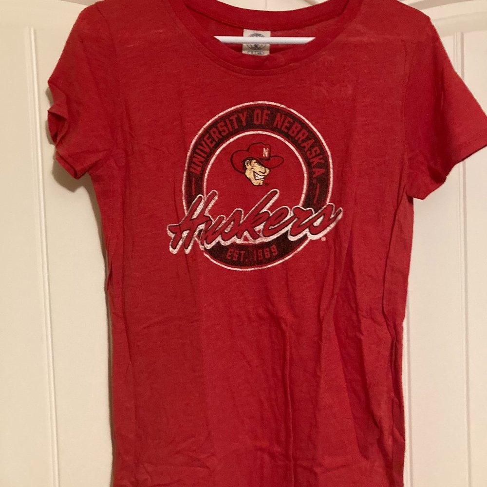 Nebraska Huskers Logo T Shirt Rivalry Threads Red Women Small 4/6 Short Sleeve
